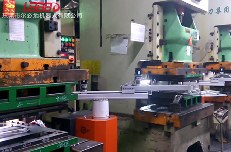 四軸沖壓機械手客戶現(xiàn)場視頻案例