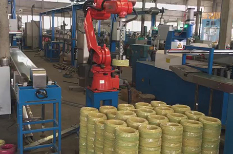 爾必地機械手為電線生產(chǎn)廠家代替人工作業(yè)，電線搬運視頻演示