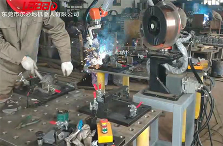 焊接機(jī)器人